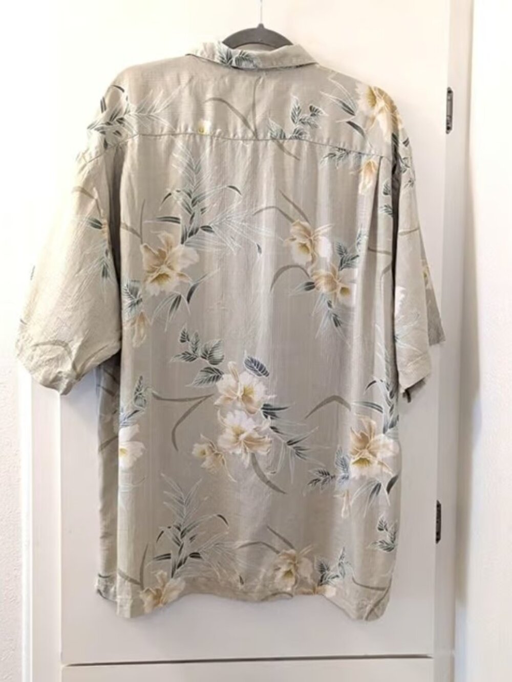 Tommy Bahama Mens XL Beige Silk Hawaiian Shirt With Floral Print - Tropical Shor